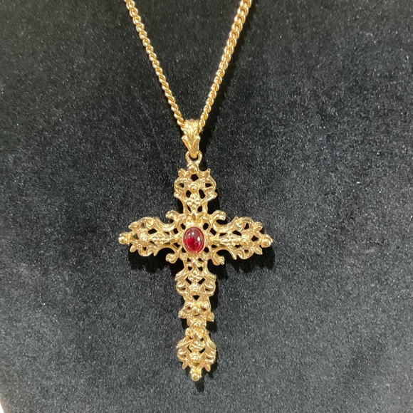 Abbey Cross Signed Avon 1975  with Ruby Red Cabochon Unisex - Picture 2 of 10